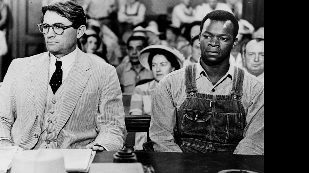 
Gregory Peck en el rol de Atticus Finch, el abogado de Alabama que le tocó defender a Tom Robinson, personaje encarnado por Brock Peters, en la película “Matar un Ruiseñor”, basada en el libro del mismo nombre de Harper Lee.

