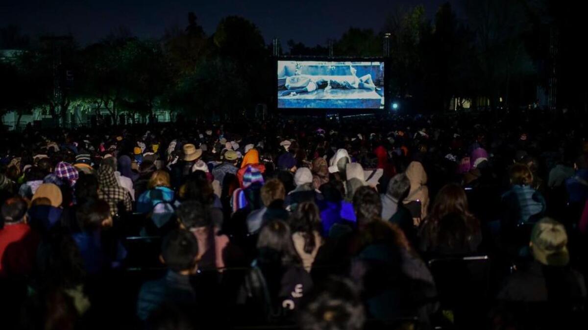 La película “Roma” del director mexicano Alfonso Cuarón es transmitida el pasado jueves en la antigua casa presidencial Los Pinos, ahora convertida en un centro cultural, en Ciudad de México.