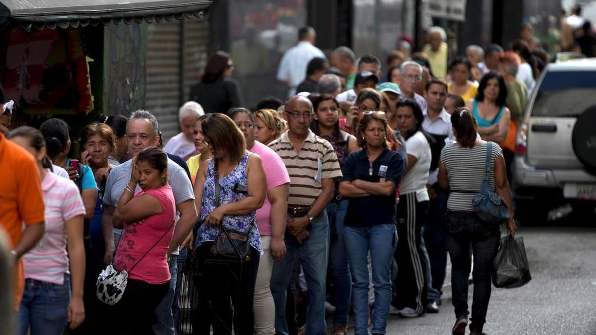
Una larga fila de compradores esperan para entrar en un supermercado de Caracas, el pasado enero. Venezuela sufre una escasez de productos básicos.
