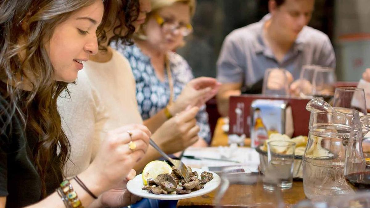 La gastronomía de España está considerada como una de los mejores del mundo. En la imagen, varias personas participan en un tour culinario en Madrid.
