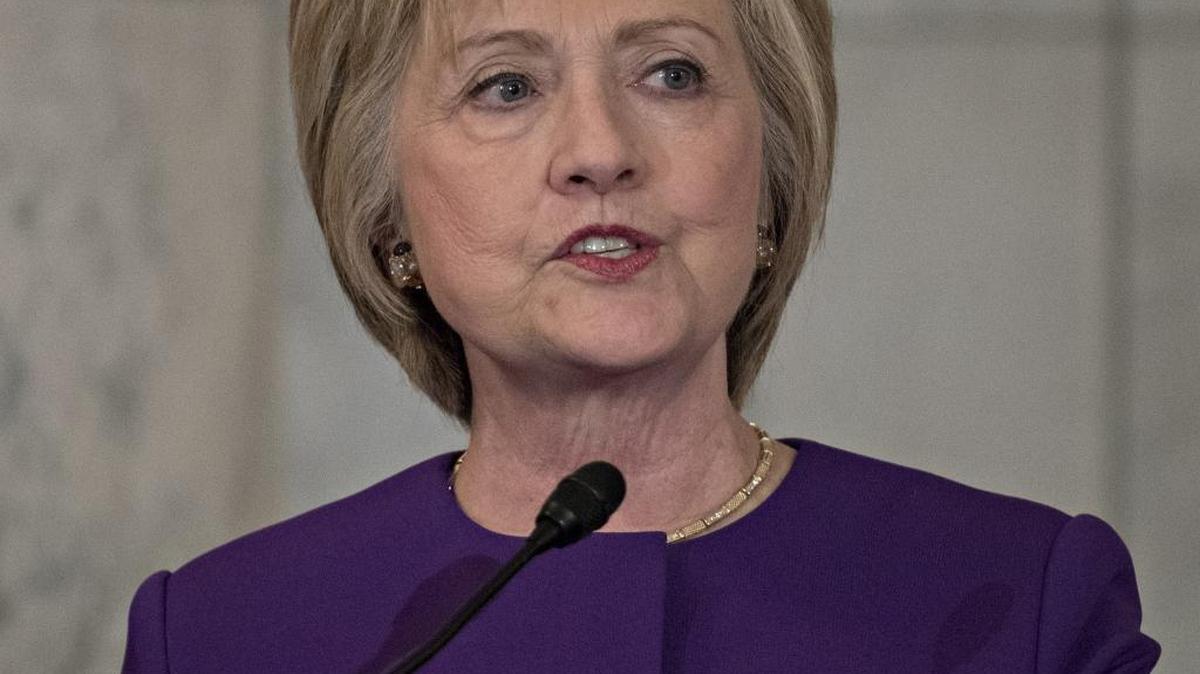 Hillary Clinton, ex secretaria de Estado, habla en la ceremonia de develación del retrato oficial de Harry Reid, líder de la mayoría demócrata en el Senado, en el Capitolio, en Washington, D.C., el 8 de diciembre.