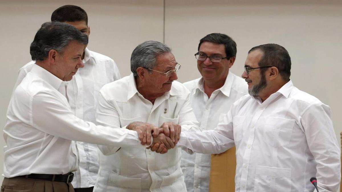 
El presidente de Colombia Juan Manuel Santos (izq.), el gobernante cubano Raúl Castro y el líder de las FARC, Rodrigo Londoño (d), alias ‘Timochenko’, tras anunciar en La Habana el acuerdo alcanzado entre las partes en materia de justicia transicional.
