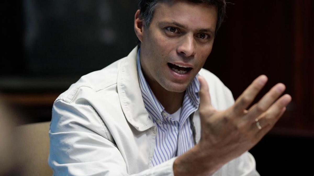 El líder opositor venezolano Leopoldo López en una conferencia de prensa en Caracas, en foto de archivo. La Corte Suprema de Venezuela ratificó la sentencia de 14 años de cárcel al prisionero, que ya lleva dos años encarcelado.