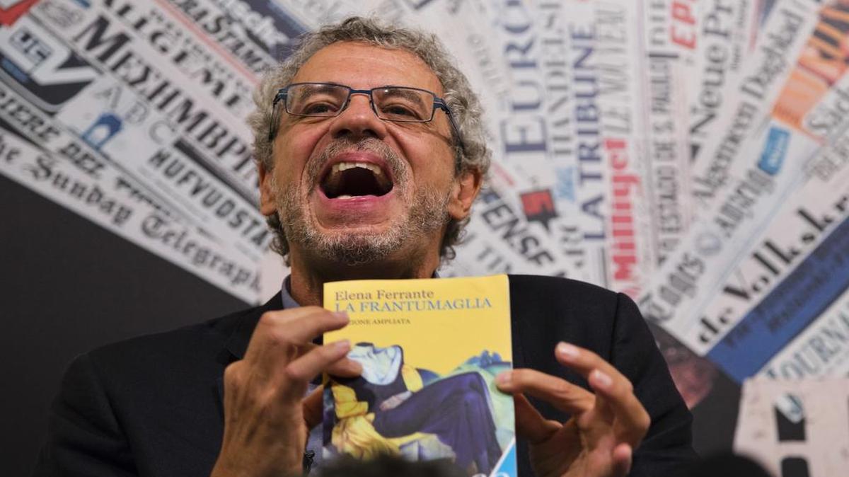 El periodista italiano Claudio Gatti durante una conferencia de prensa en Roma en la que defendió la investigación que puso al descubierto la verdadera identidad de la escritora Elena Ferrante.