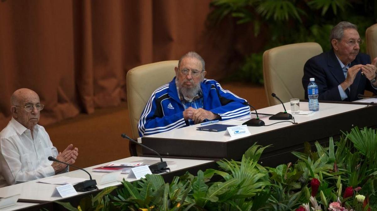 Fidel Castro (centro), el gobernante cubano Raúl Castro y José Ramón Machado Ventura, segundo secretario del Comité Central del Partido Comunista de Cuba, en la clausura del VII Congreso del Partido, el martes 19 de abril.