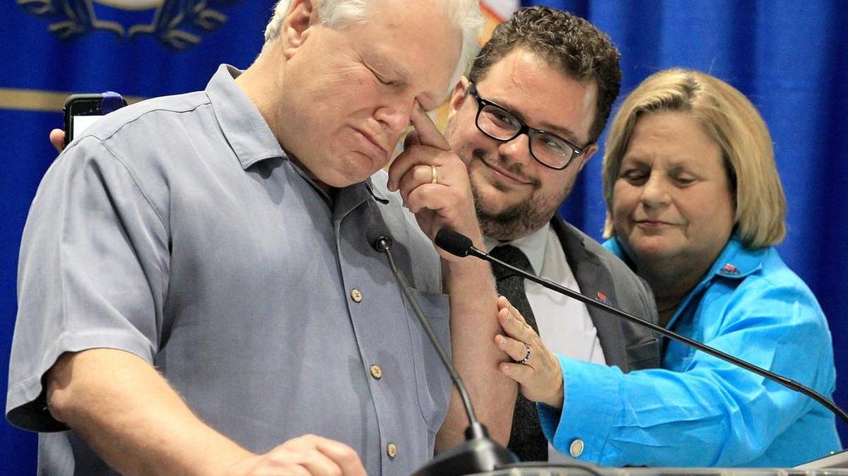 El ex fiscal Dexter Lehtinen se enjuga las lágrimas, mientras habla de su hijo Rodrigo Heng-Lehtinen (centro) quien es transgénero.