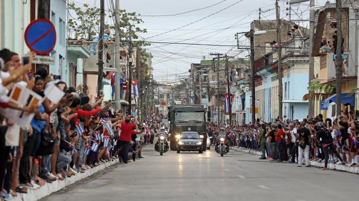 La caravana con las cenizas de Castro en Santa Clara, el 1ro de diciembre.