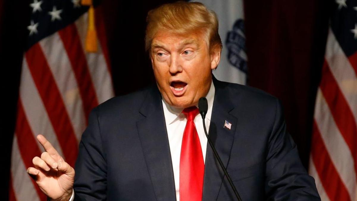 El precandidato presidencial republicano Donald Trump habla en un mitin en Surf Ballroom en Clear Lake, Iowa, el 9 de enero.