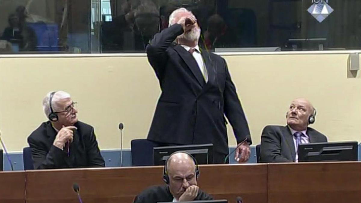 El general Slobodan Praljak se envenena tras ser sentenciado en el Tribunal Penal de La Haya por crímenes de guerra contra bosnios musulmanes.