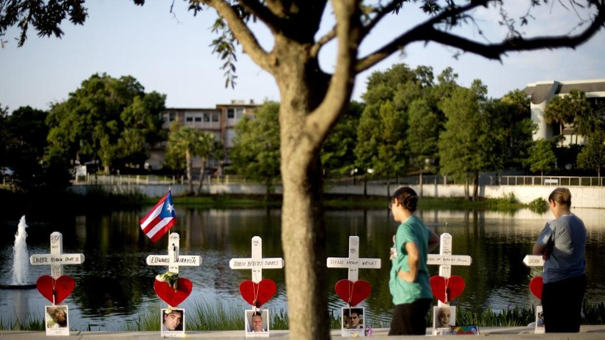Cruces para cada una de las víctimas del tiroteo del 12 de junio en Orlando forman una alineación en un memorial improvisado.