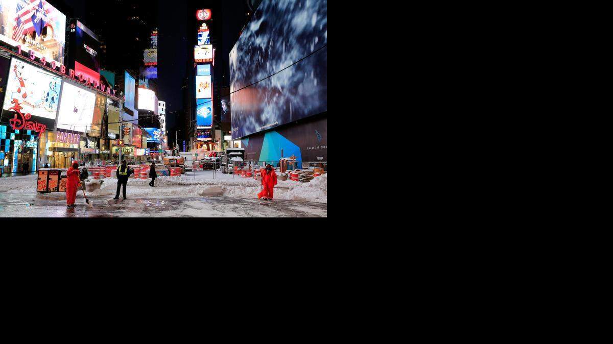 
Varios trabajadores limpian la vía en el área de Times Square, en Nueva York, después de una tormenta de nieve a fines de enero que azotó el noreste del país.

