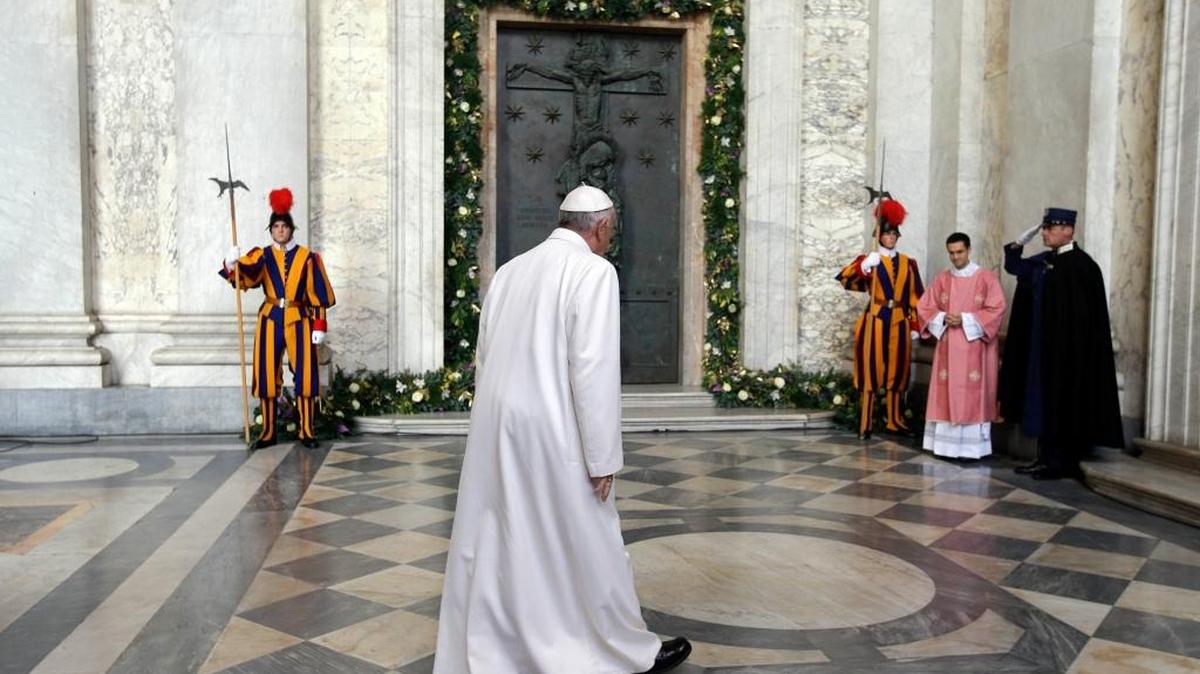 El papa Francisco pasa frente a la Puerta Sagrada de la basílica de San Juan de Letrán en Roma, en diciembre del 2015.