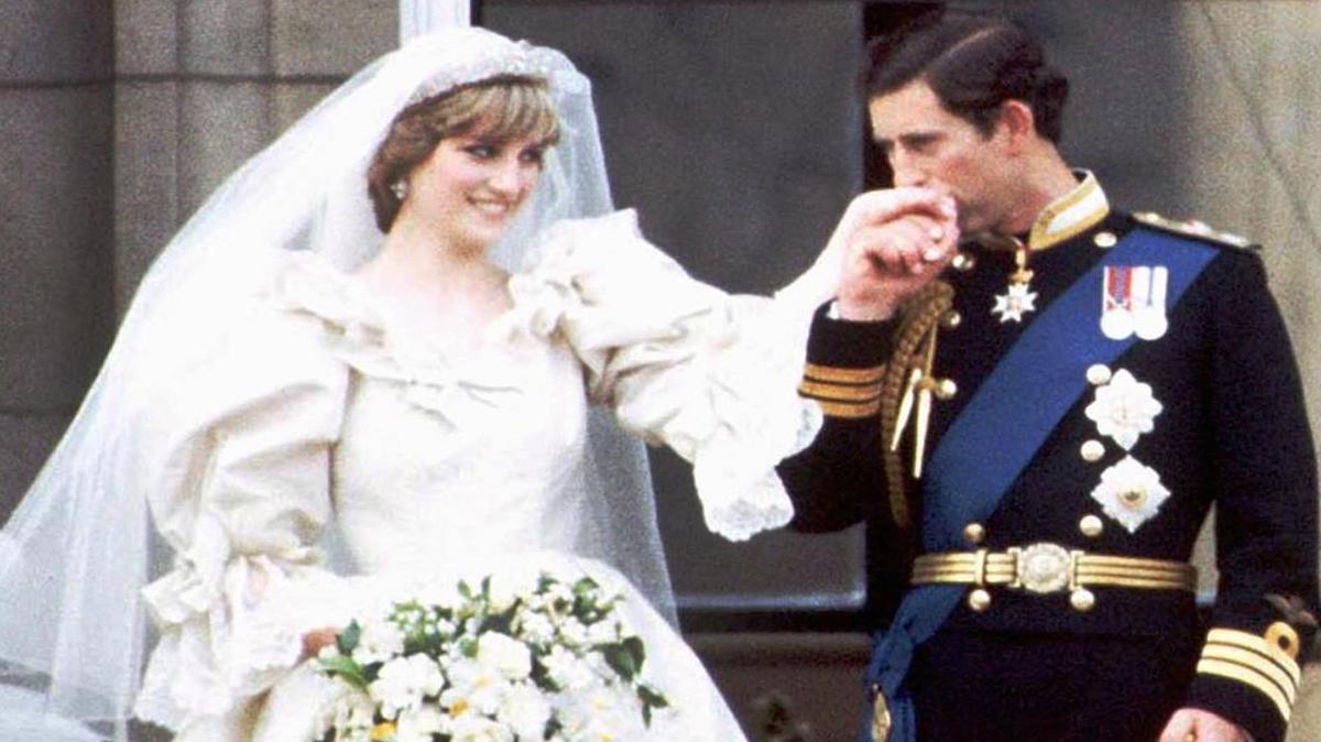 La princesa Diana y el príncipe Carlos en el balcón del Palacio de Buckingham el día de su boda, el 29 de julio de 1981.