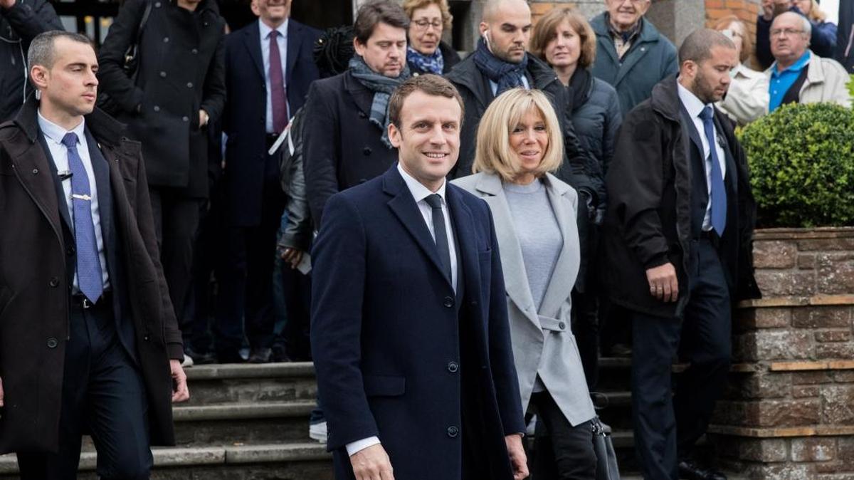 El presidente de Francia, Emmanuel Macron, entonces candidato, junto a su esposa, Brigitte Trogneux, después de votar en la primera vuelta de las elecciones, en Le Touquet, Francia, el 23 de abril.