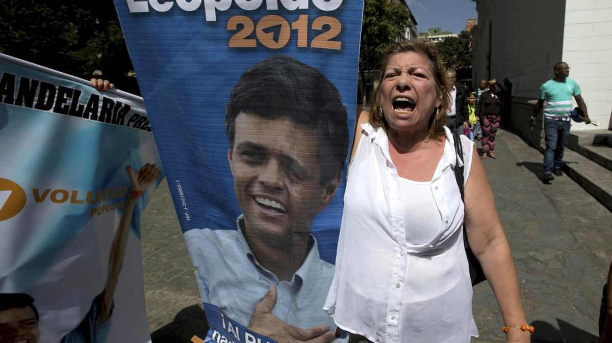 
Una mujer reclama libertad para Leopoldo López en Caracas, antes de que el tribunal sentenciara al líder opositor a una larga condena en prisión.
