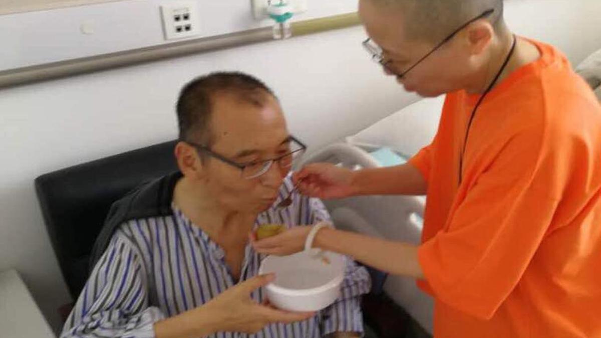 El disidente chino y Premio Nobel de la Paz Liu Xiaobo es atendido por su esposa en un hospital en China, en esta foto distribuida por el gobierno.