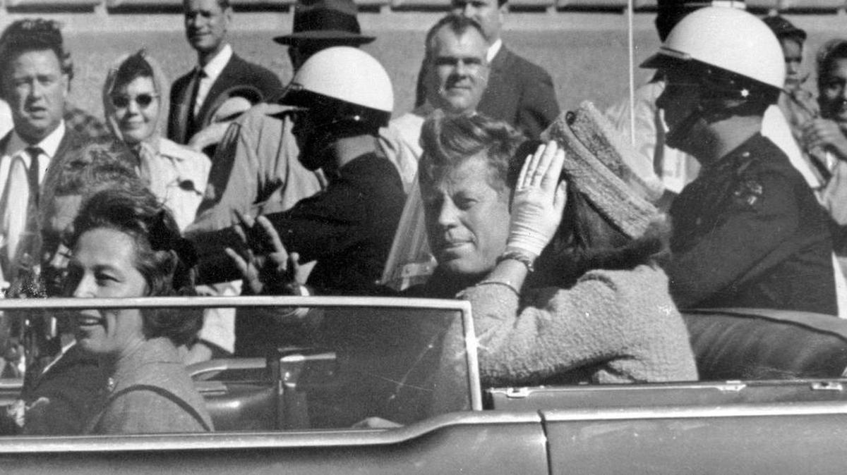 Esta fotografía del 22 de noviembre de 1963 muestra al presidente John F. Kennedy y su esposa Jacqueline, acompañados por el gobernador de Texas, John Connally y su esposa, minutos antes de que el mandatario fuera asesinado en Dallas, Texas.