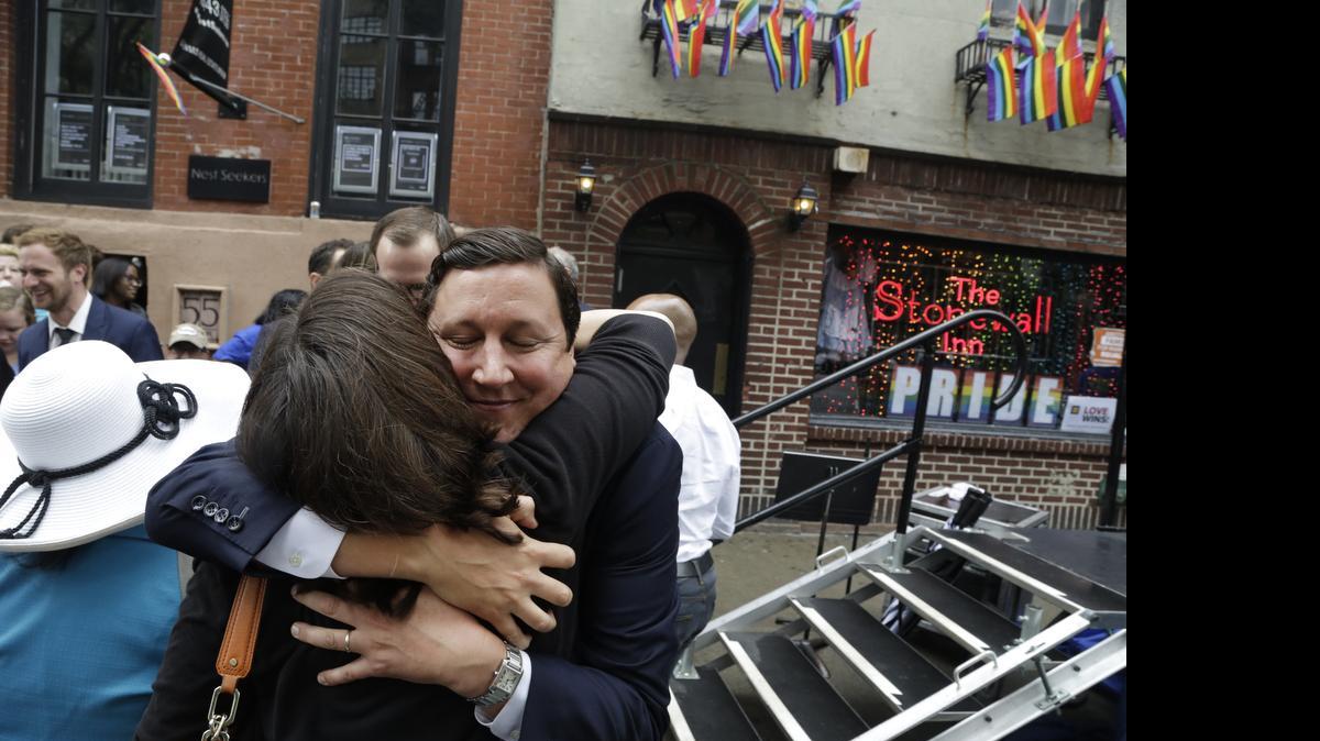 
David Turley abraza a una amiga después de contraer matrimonio frente al Stonewall Inn en Nueva York luego que la Corte Suprema legalizara el matrimonio gay en los 50 estados.


