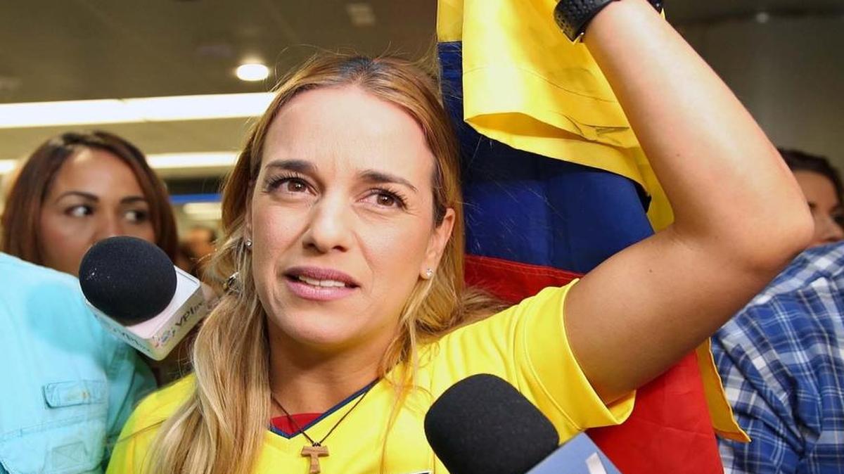Lilian Tintori llega al aeropuerto de Miami procedente de Ecuador después que el gobierno de Rafael Correa le impidió entrar al país, el 15 de marzo.