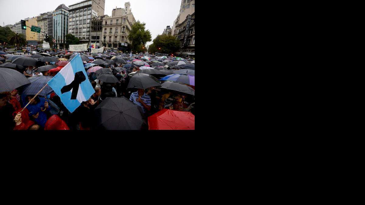 
Una persona sostiene una bandera argentina con un lazo negro durante una marcha en la Plaza de Mayo, en Buenos Aires, el pasado 18 de febrero, para exigir que el gobierno aclare la misteriosa muerte del fiscal Alberto Nisman.
