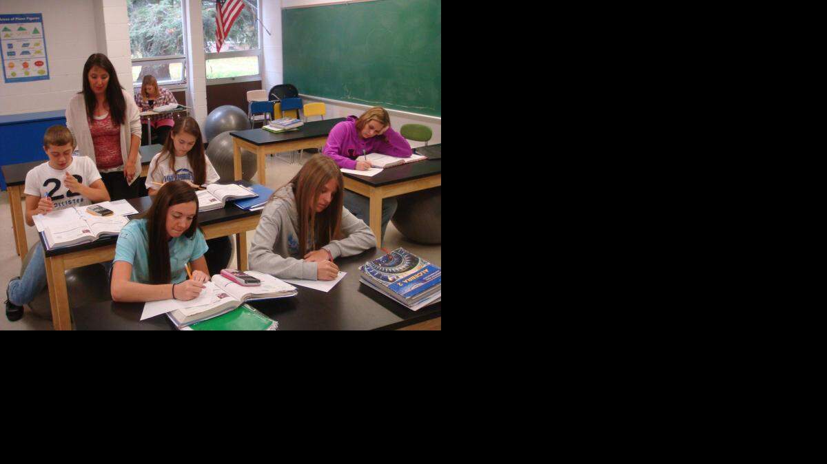 
Una maestra con sus estudiantes de álgebra en Michigan. Las pruebas de aprovechamiento escolar se han convertido en una obsesión.


