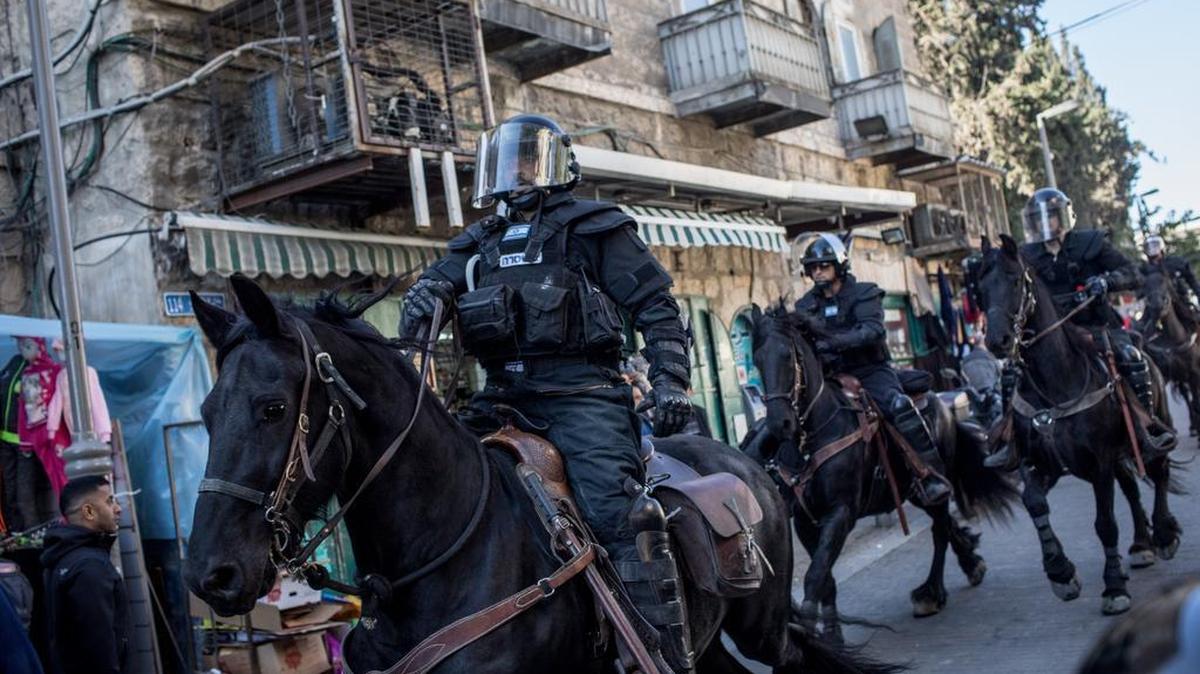 Policías israelíes a caballo patrullan el 8 de diciembre la Ciudad Vieja de Jerusalén.