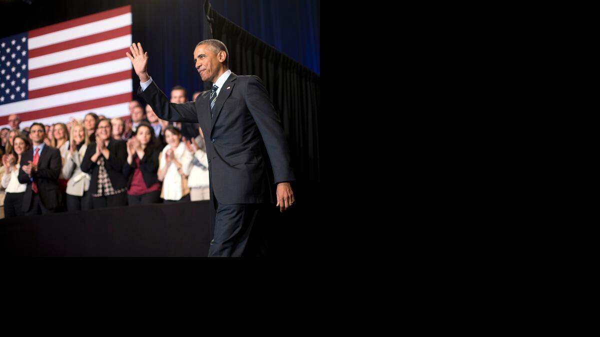 
El presidente Barack Obama saluda a los asistentes al llegar a un acto en el Centro Comunitario Copernicus, en Chicago, el pasado martes. Obama visitó la ciudad para promover su orden ejecutiva sobre inmigración.
