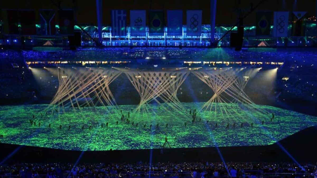 Artistas actúan en la ceremonia de inauguración de los Juegos Olímpicos Río 2016 en el estadio Maracaná de Río de Janeiro.