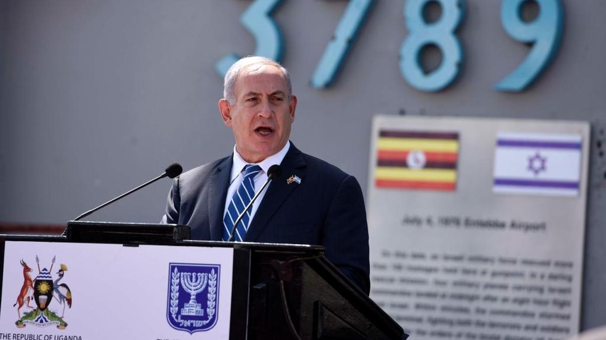 El primer ministro de Israel, Benjamín Netanyahu, pronuncia un discurso en el aeropuerto de Entebbe, en Uganda, el 4 de julio.