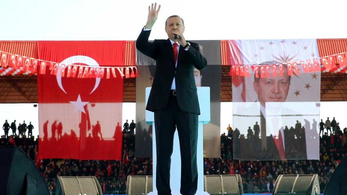 El presidente turco, Recep Tayyip Erdogan, habla en una conmemoración del 101 aniversario de la batalla de Gallípoli, el pasado 18 de marzo. Un vídeo difundido por una emisora alemana ridiculiza al mandatario.