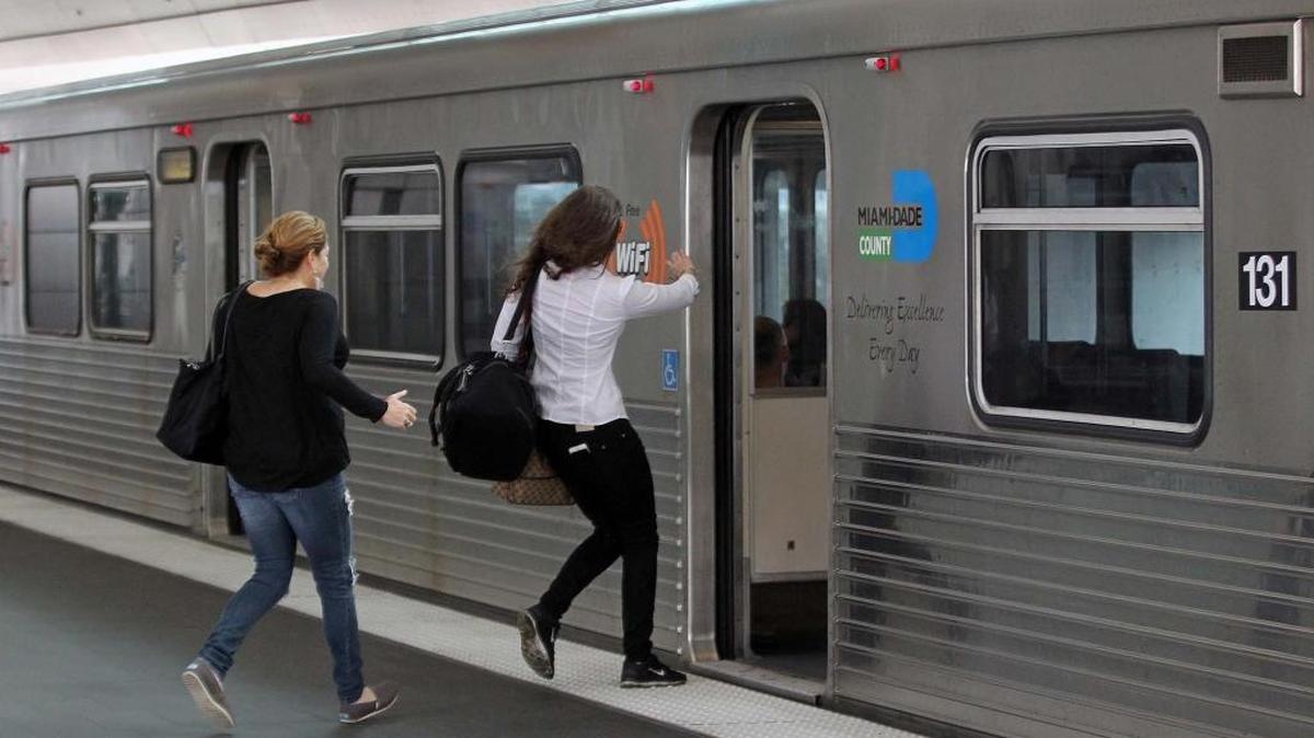 Pasajeros abordan el Metrorail en el aeropuerto de Miami, en marzo del 2016. 