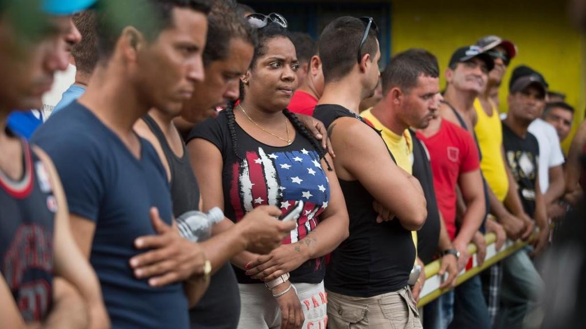 Migrantes cubanos protestan en la carretera Panamericana en Peñas Blancas, Costa Rica, el 17 de noviembre.