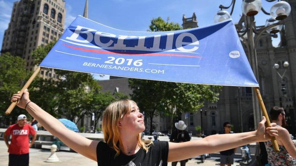 Partidarios del senador Bernie Sanders se congregan el martes frente al Ayuntamiento de Filadelfia, en el segundo día de la Convención Nacional Demócrata.