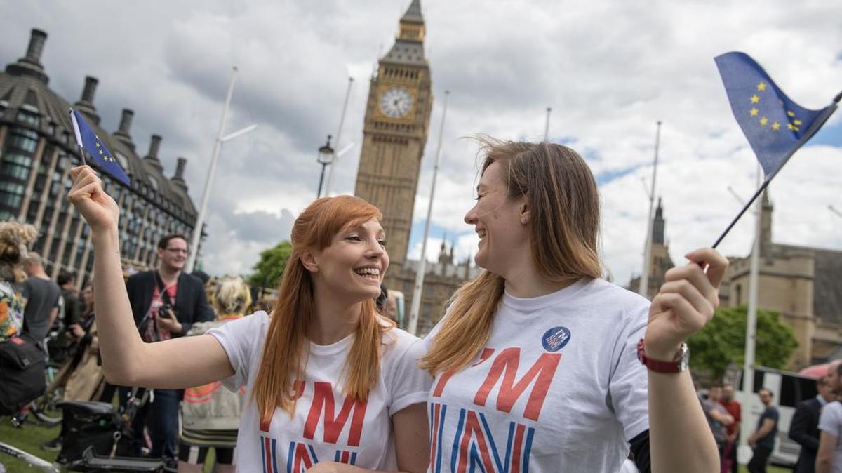 Un grupo de personas protesta en Londres, el sábado pasado, contra la salida de la Unión Europea (UE). El viernes, la mayoría de los votantes británicos se pronunció a favor de separarse de la UE.