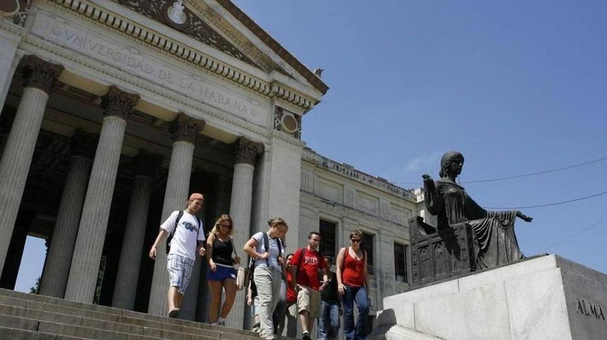 Vista de la escalinata principal de la Universidad de La Habana. En la mayoría de los encuentros entre académicos cubanos de las dos orillas en EEUU, los académicos castristas suelen imponer la agenda y el lenguaje.