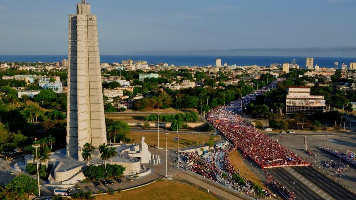 Miles de personas desfilan el pasado 1 de mayo cerca de la Plaza de la Revolución, en La Habana. En el reciente Congreso del Partido Comunista, el gobernante Raúl Castro fue ratificado en su cargo.