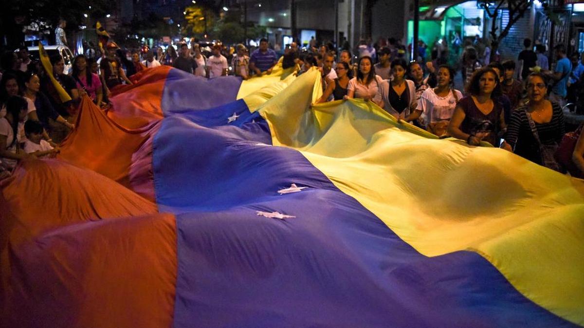 Opositores venezolanos celebran en Caracas la derrota de los candidatos chavistas en las elecciones legislativas del domingo pasado.