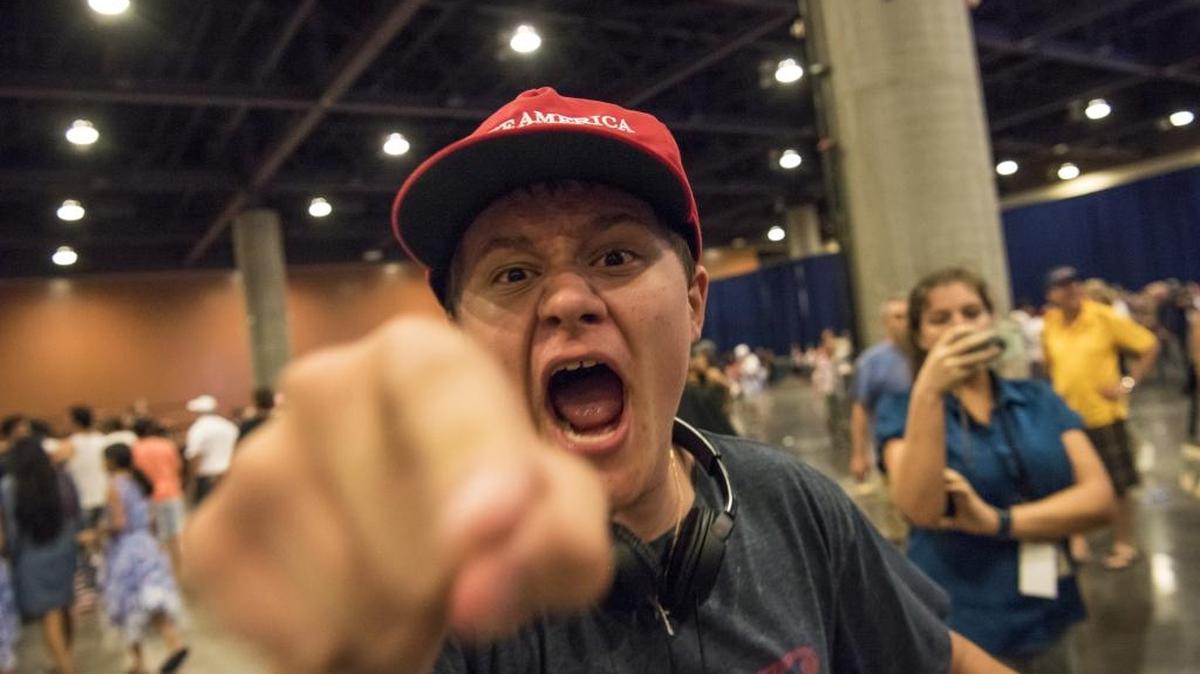 Una asistente a un acto de campaña del candidato republicano Donald Trump en Phoenix, Arizona, el miércoles pasado, amenaza a un miembro de la prensa al finalizar el evento.