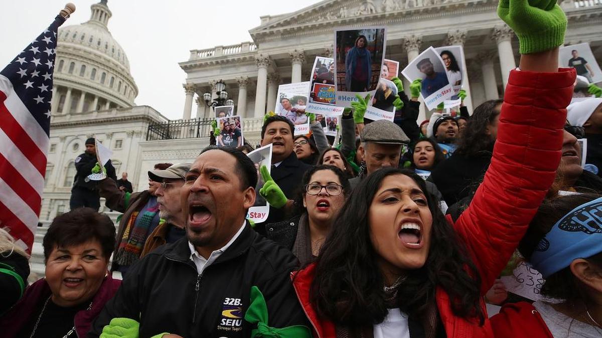 Un grupo de Dreamers realiza una manifestación el 6 de diciembre en el Capitolio de Washington, exhortando a los congresistas a buscar una solución a su situación migratoria.
