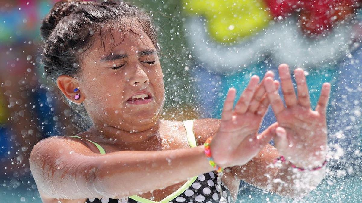 Una niña se refresca en el Mel Reese Water Park en Miami, en un caliente día de verano en julio del 2015.
