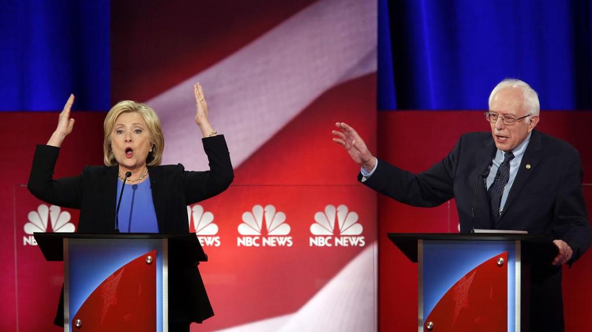 Los candidatos presidenciales demócratas Hillary Clinton y Bernie Sanders discuten en un debate realizado el domingo pasado en Charleston, Carolina del Sur.