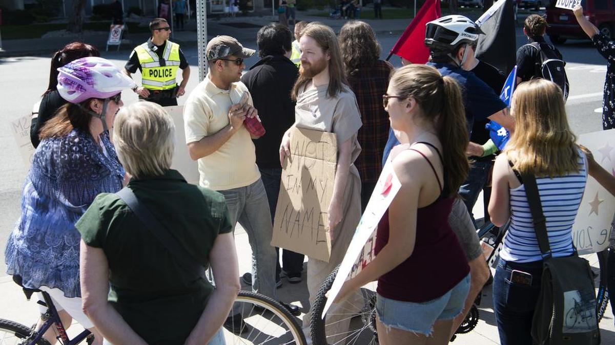 Nate Brantingham, disfrazado de Jesucristo, participa en una protesta contra el candidato republicano Donald Trump en Spokane, estado de Washington, el 7 de mayo.