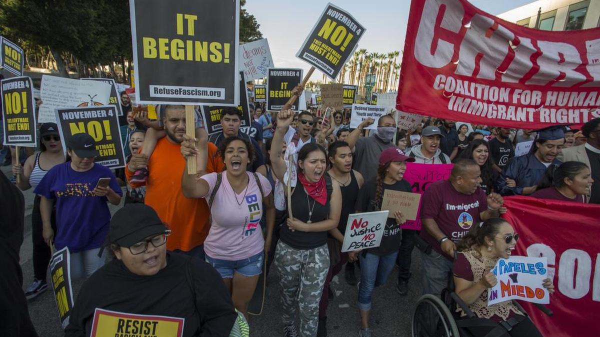 Inmigrantes y partidarios de la inmigración marchan en Los Angeles en oposición a la decisión del presidente Trump de eliminar la ley DACA, el pasado 5 de septiembre.