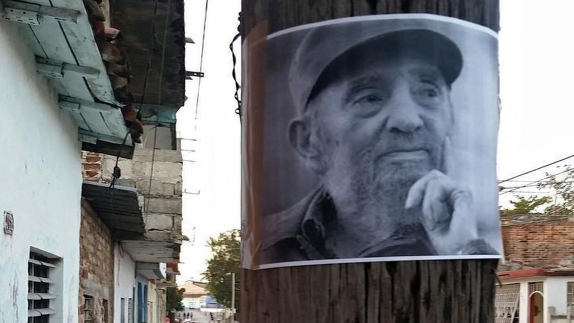 Una imagen de Fidel Castro pegada a un poste de la luz en Santa Clara, Cuba.