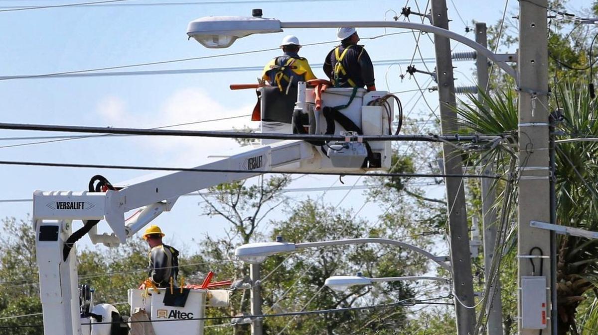 Un grupo de trabajadores se concentra en restaurar la electricidad después del paso del huracán Irma.