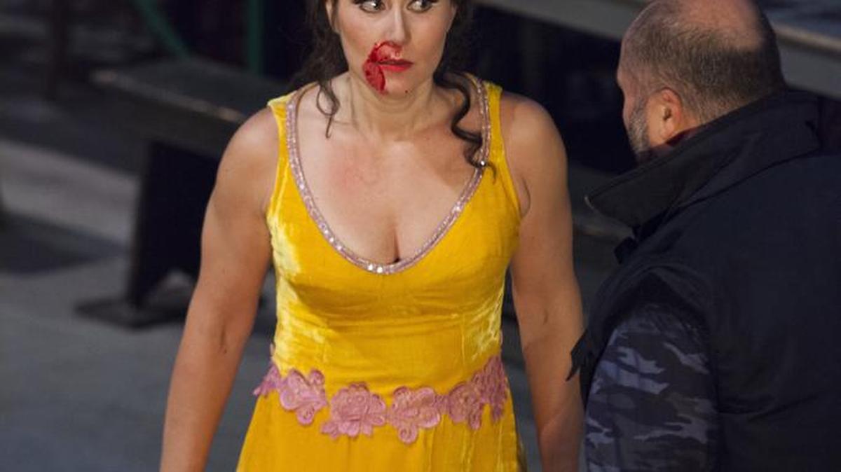 La soprano Veronica Simeoni interpreta a Carmen en una audaz versión de la ópera de George Bizet en la cual la protagonista no muere.