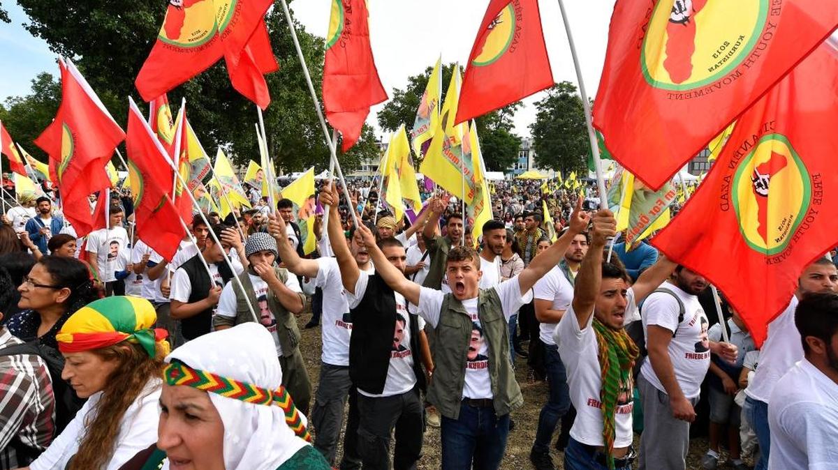 Miles de kurdos protestan en la ciudad alemana de Colonia, el 3 de septiembre, contra la intervención militar de Turquía en Siria.