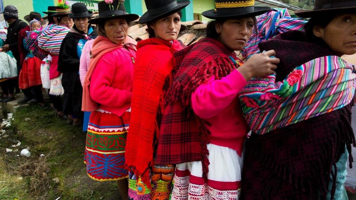 Mujeres quechuas hacen fila para votar en la ciudad de Uchuraccay, durante las elecciones presidenciales celebradas en Perú el pasado 10 de abril.