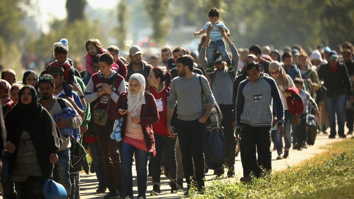 
Cientos de inmigrantes caminan en territorio austríaco tras haber cruzado la frontera con Hungría. Miles de refugiados del Medio Oriente llegaron a Austria el pasado fin de semana.
