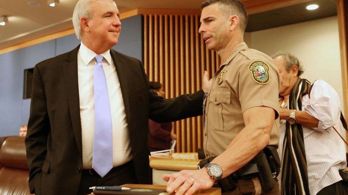 El alcalde de Miami-Dade, Carlos Giménez, y el director de la policía condal, Juan Perez, en una reunión de la Comisión, el 17 de febrero.